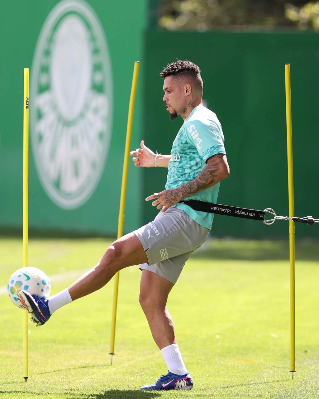 Paulinho treinando no gramado durante transição