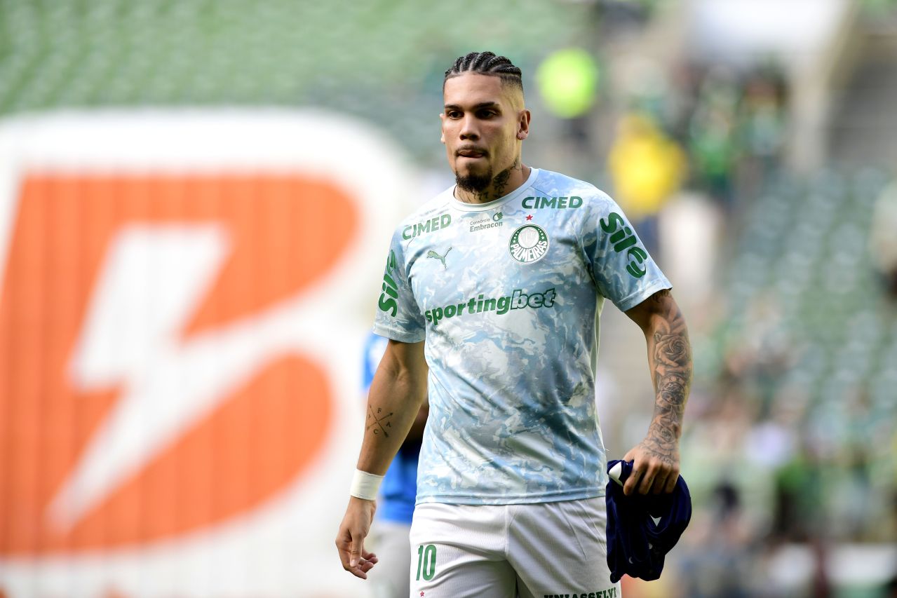 Paulinho em partida pelo Palmeiras
