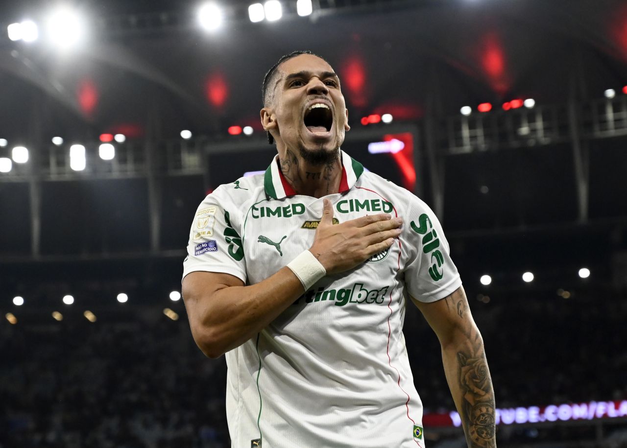 Paulinho comemora gol do Palmeiras no Maracanã
