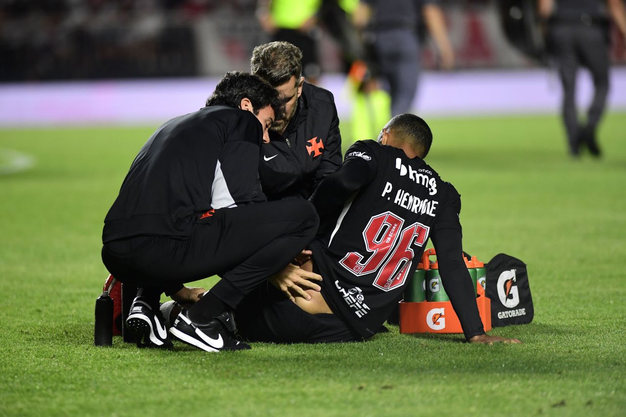 Paulo Henrique recebendo atendimento em campo