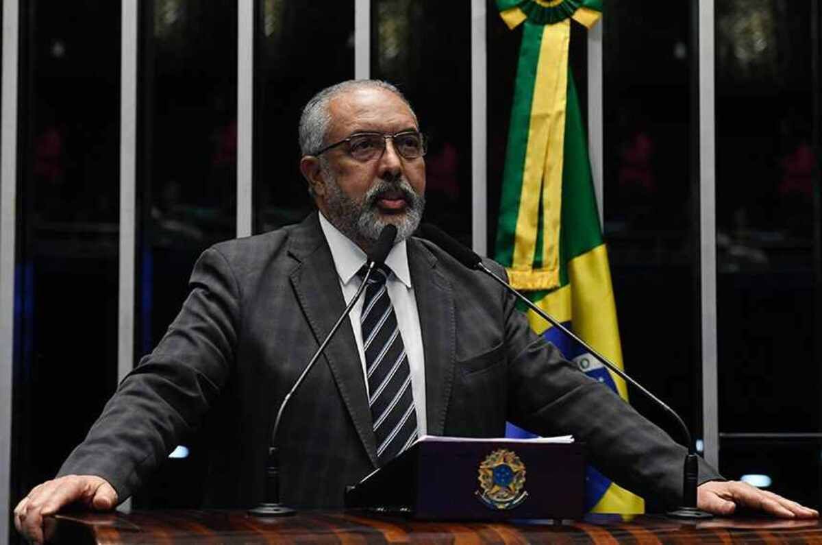 Senador Paulo Paim no plenário do Senado