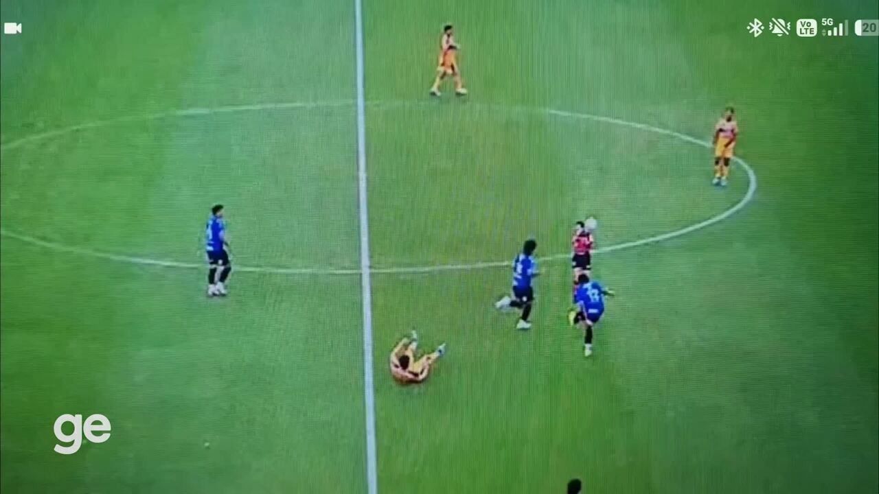 Paulo Victor chuta bola em direção à árbitra Katia Itzel