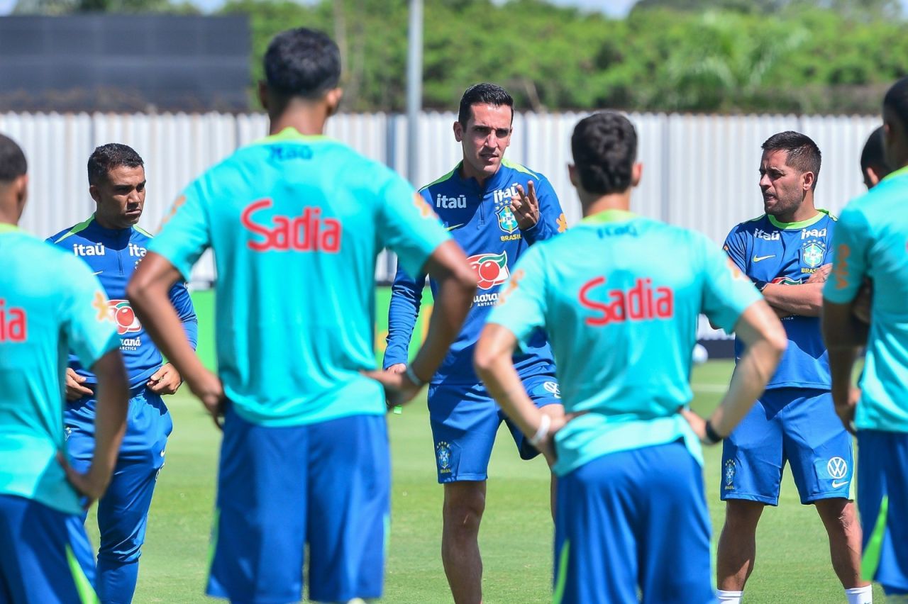 Paulo Victor durante visita às instalações de clubes de base
