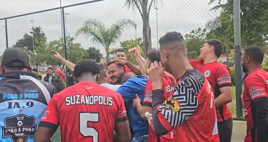Jogadores do Pavilhão da Vila comemorando o título da Copa Pato Roco em Mogi das Cruzes