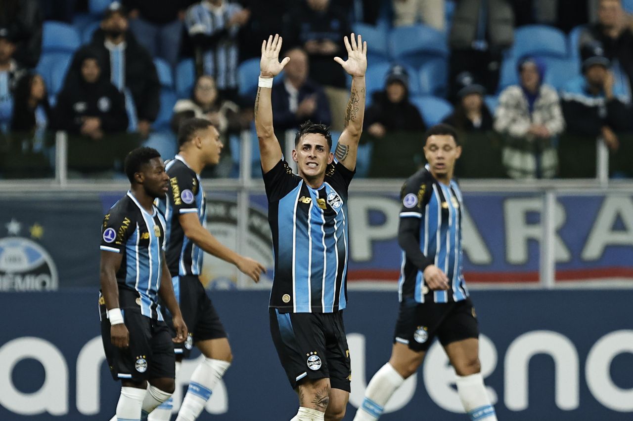 Pavon comemora gol pelo Grêmio