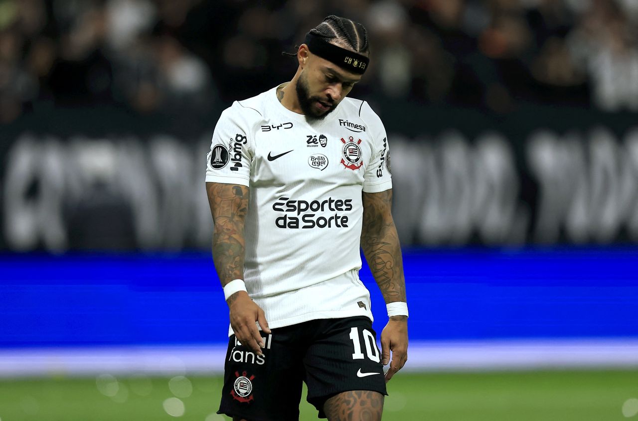 Memphis Depay perde pênalti pelo Corinthians