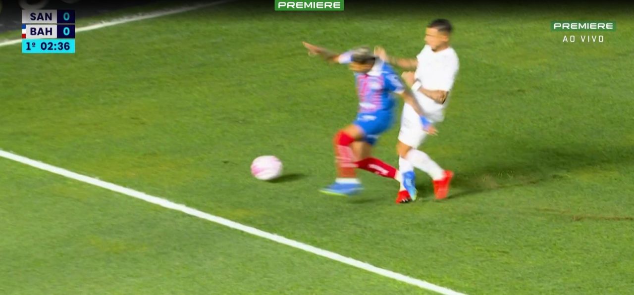 Erick Pulga disputa lance com Coutinho na área