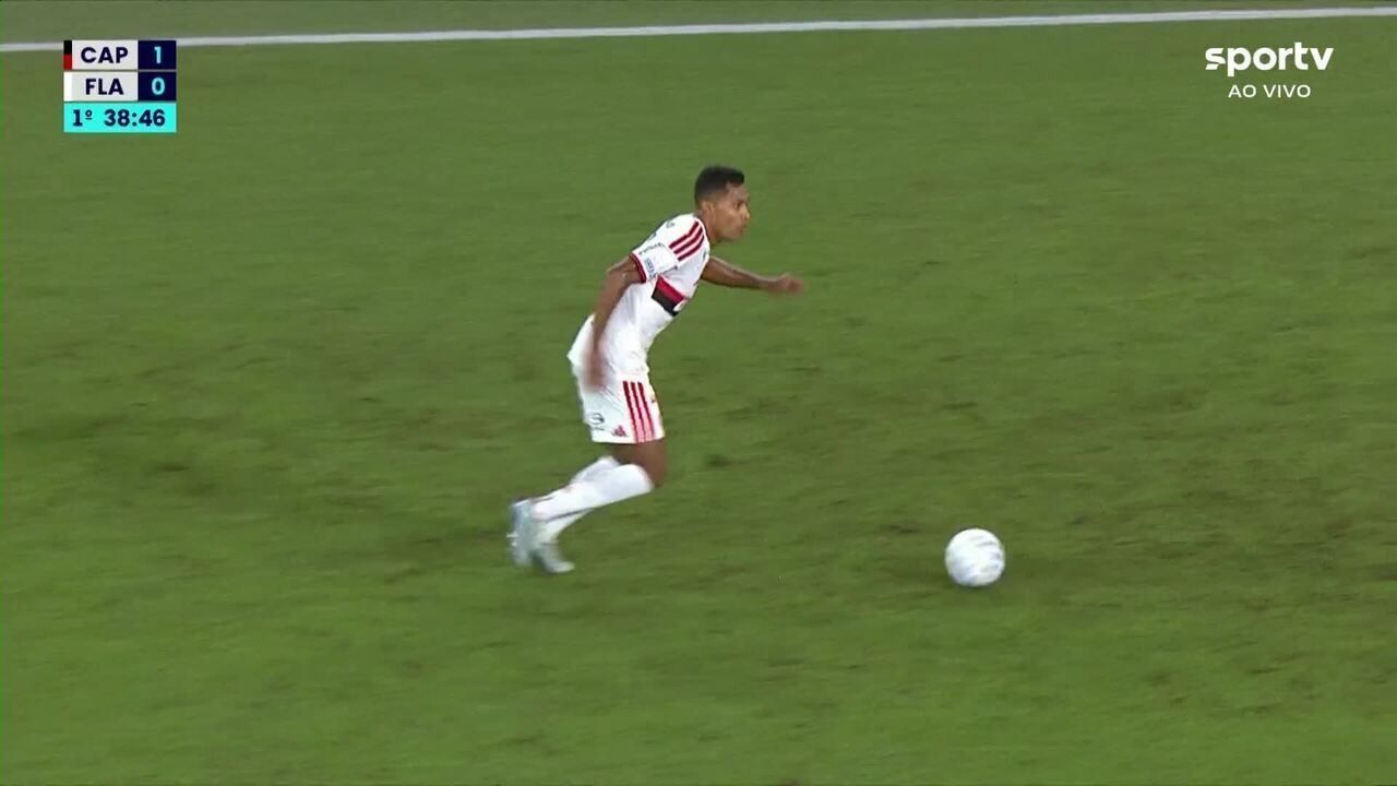Felipinho e Paquetá em dividida durante Athletico x Flamengo