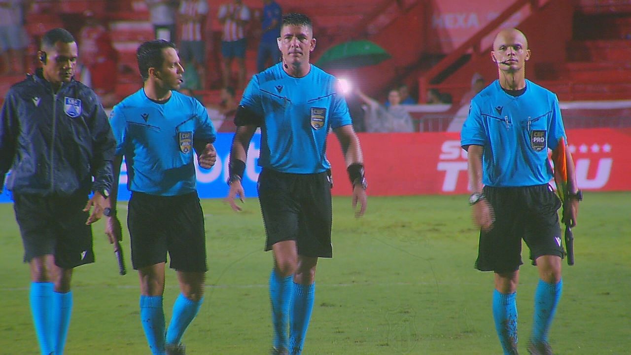Árbitro sinaliza uso do VAR durante jogo entre Náutico e Ceará