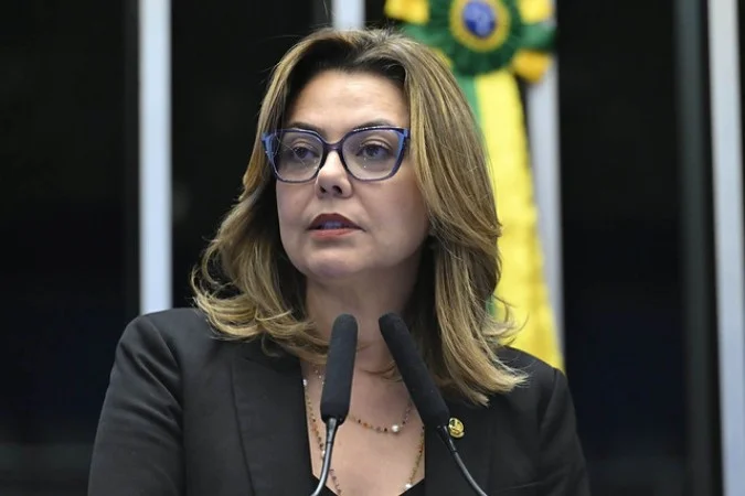 Leila Barros discursando em evento do PDT