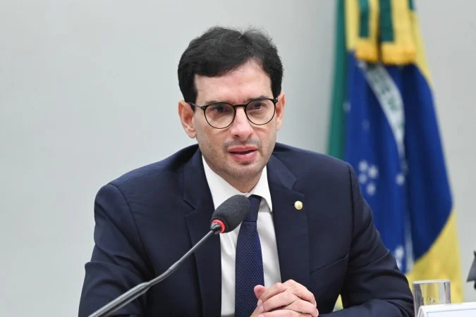 Deputado Leo Prates apresentando cronograma da comissão especial