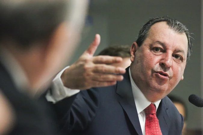 Senador Omar Aziz em sessão da CCJ