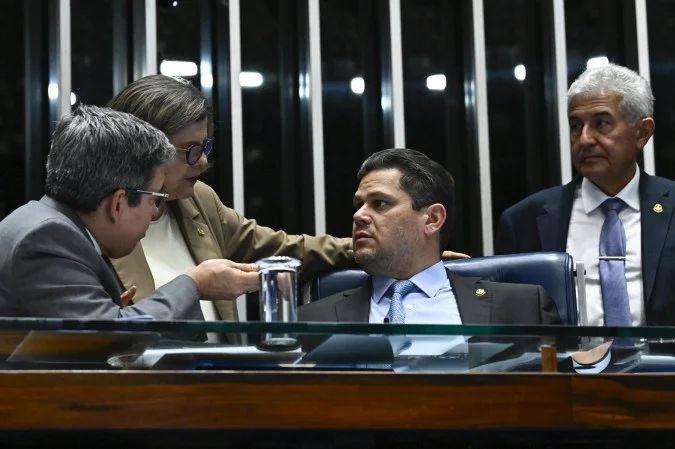 Davi Alcolumbre em reunião no gabinete do Senado