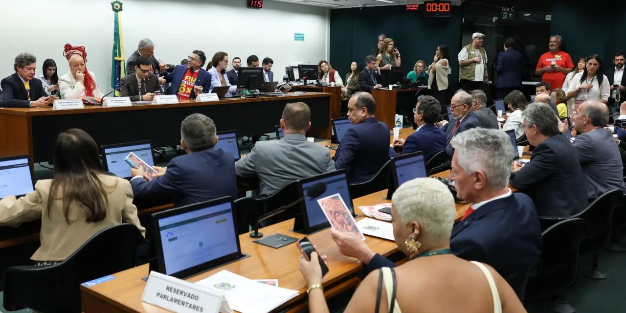 Deputados durante sessão na Comissão da Câmara sobre a PEC da jornada