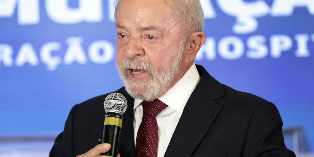 Lula durante evento da Marinha em Itajaí