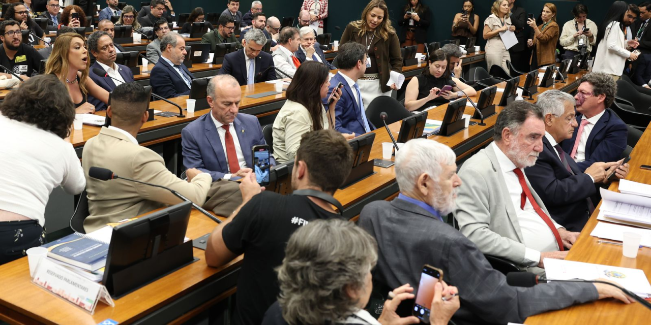 Sessão da CCJ na Câmara dos Deputados