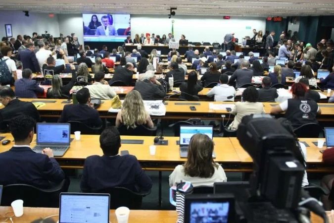 Deputados durante sessão da comissão especial na Câmara