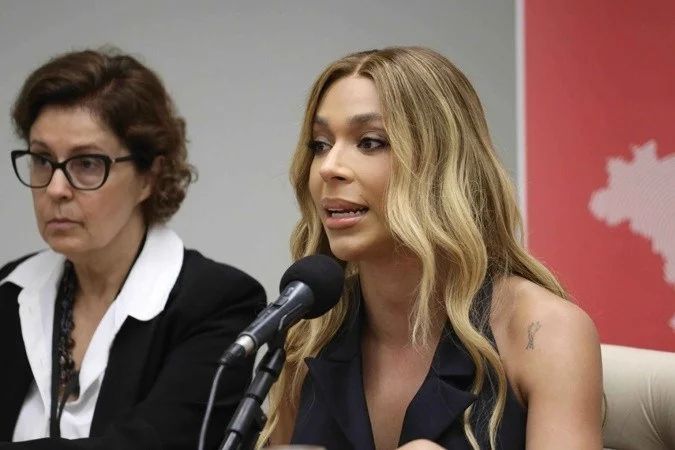 Erika Hilton em entrevista durante sessão da comissão na Câmara