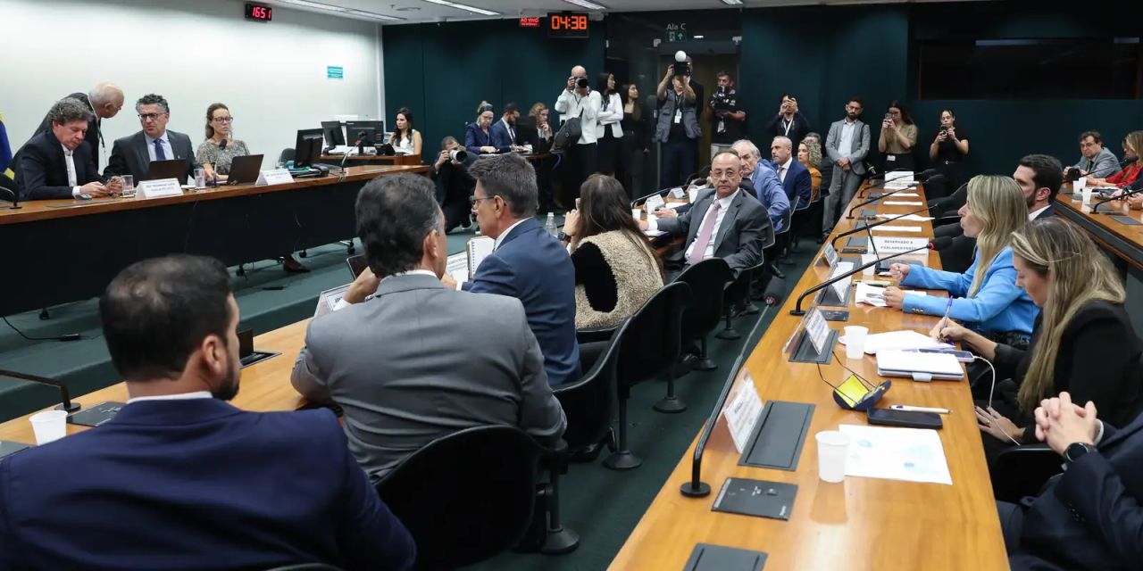 Deputados em comissão especial em Brasília