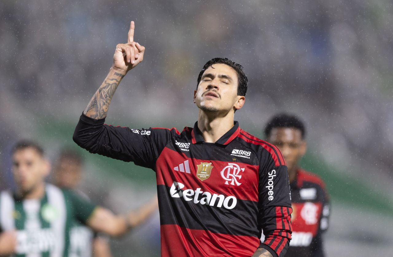 Pedro comemorando após marcar pelo Flamengo