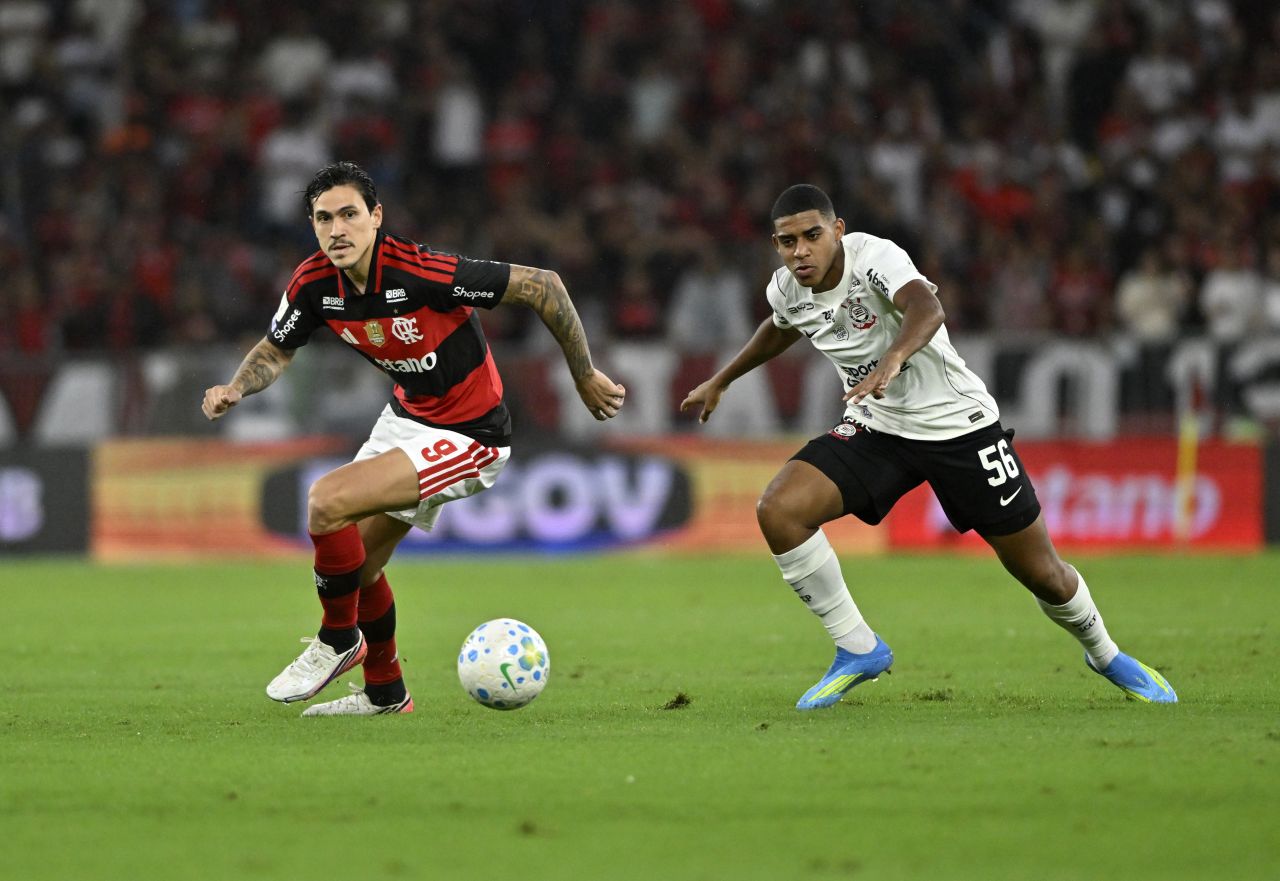 Pedro e Bruno Henrique em jogo pelo Flamengo