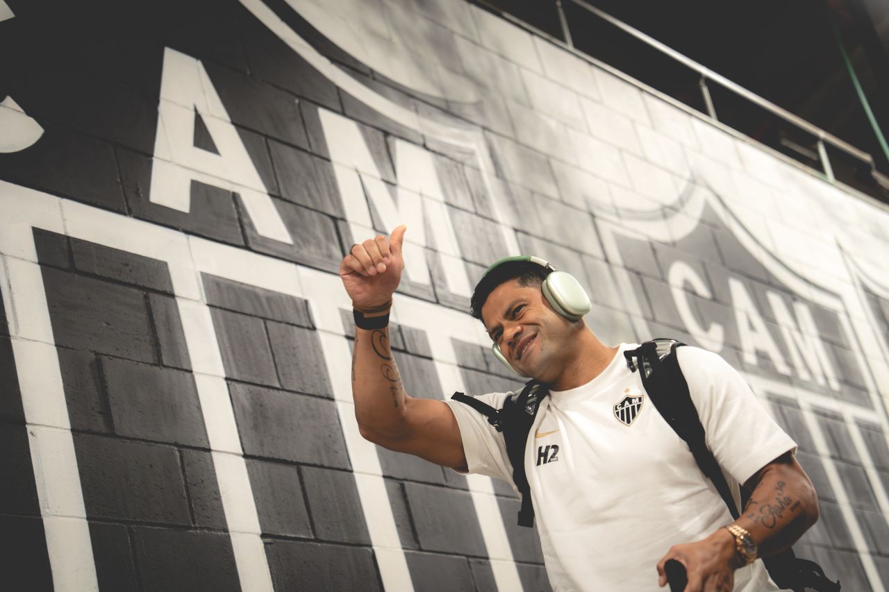 Hulk sendo homenageado antes de partida pelo Atlético-MG