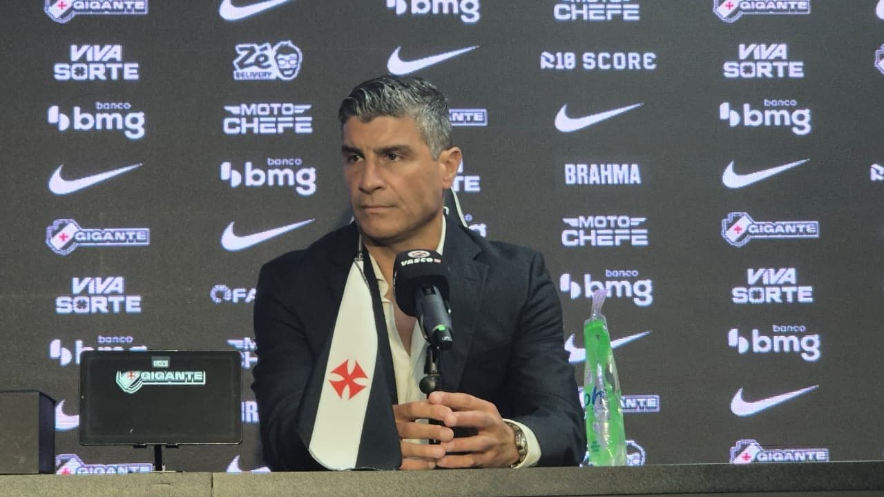 Pedro Emanuel durante apresentação oficial no Vasco