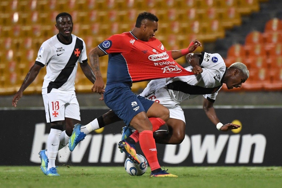 Jogadores do Vasco em lance durante o jogo contra Independiente Medellín