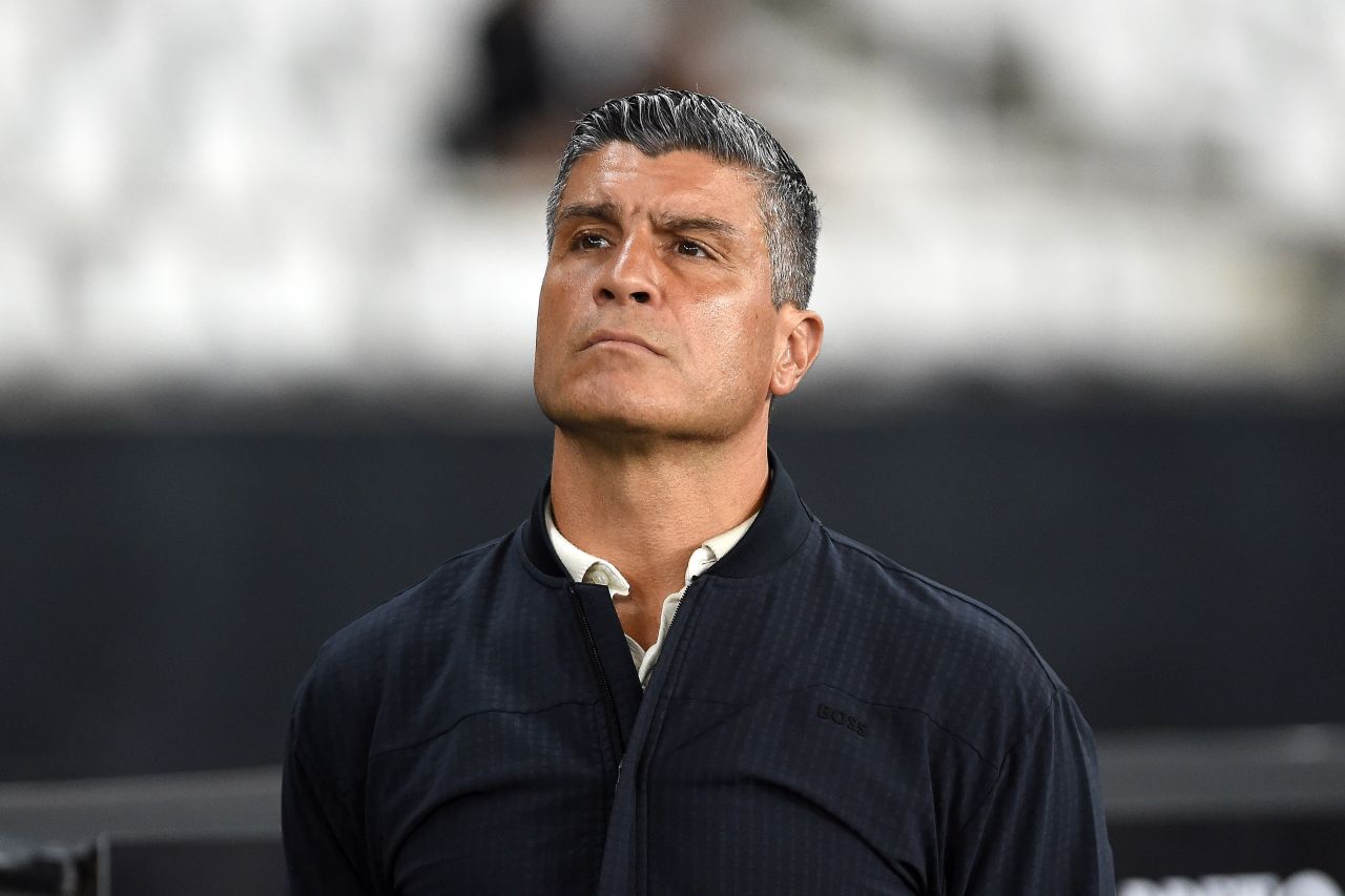 Pedro Emanuel durante coletiva após Vasco x Botafogo