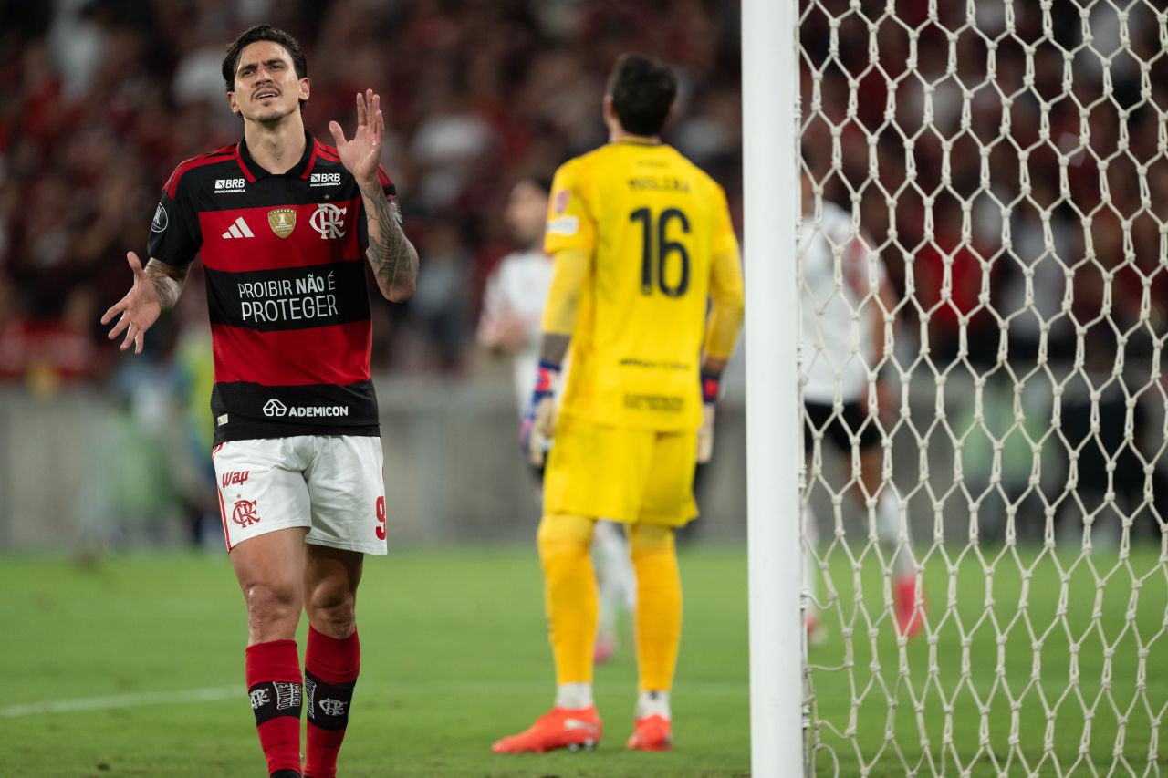 Pedro lamentando chance perdida contra o Estudiantes