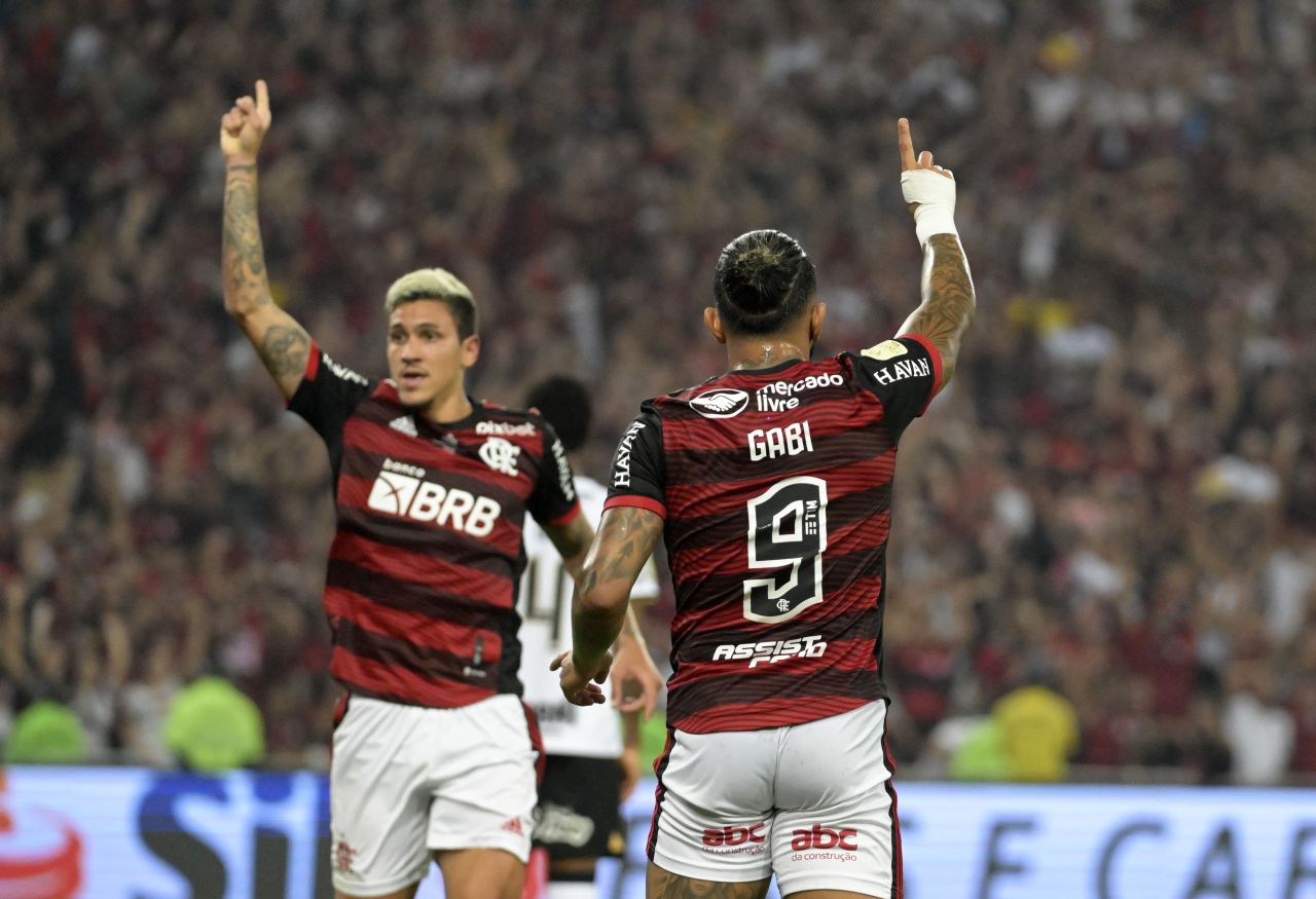 Pedro celebra após dar duas assistências contra o Cruzeiro