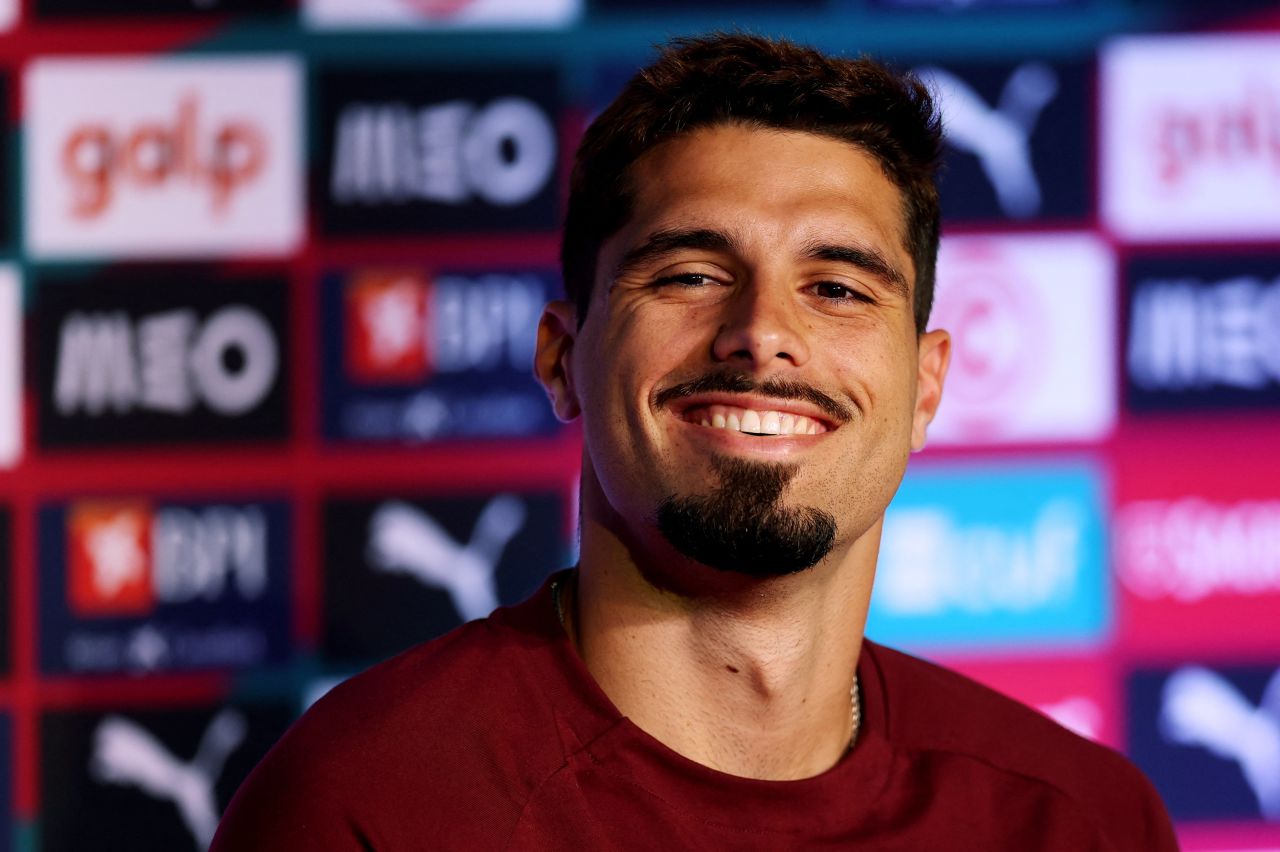 Pedro Neto em coletiva da seleção de Portugal