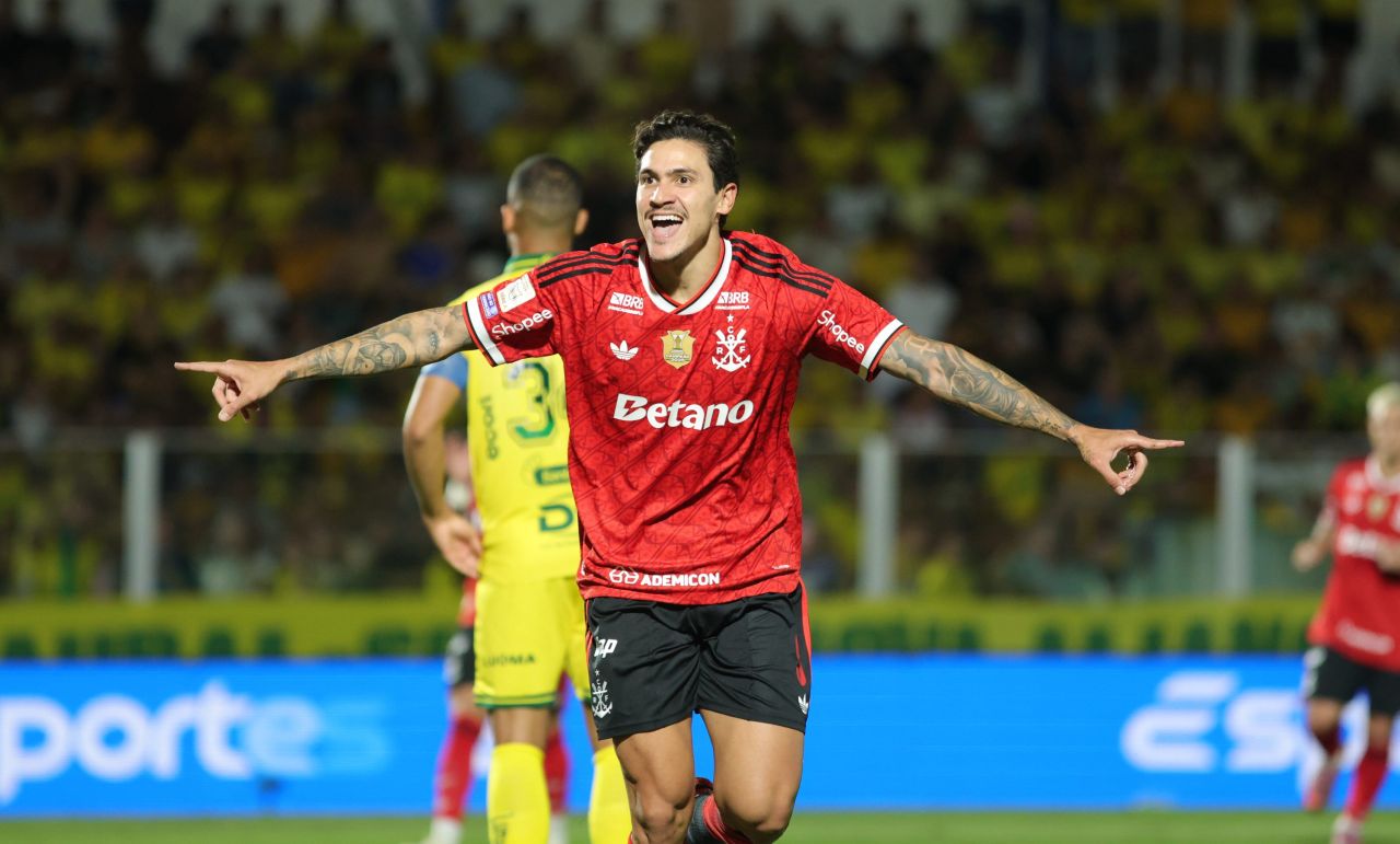 Pedro comemora gol pelo Flamengo