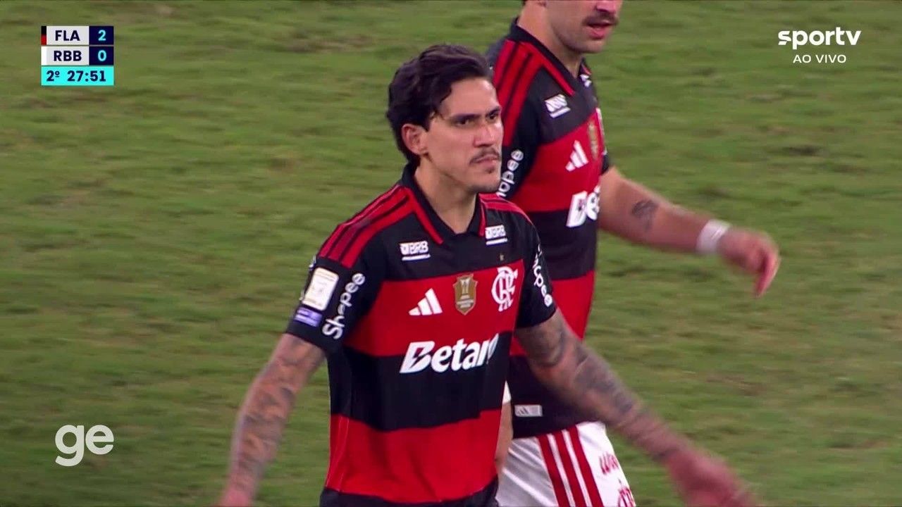 Pedro mostra irritação ao ser substituído durante jogo do Flamengo
