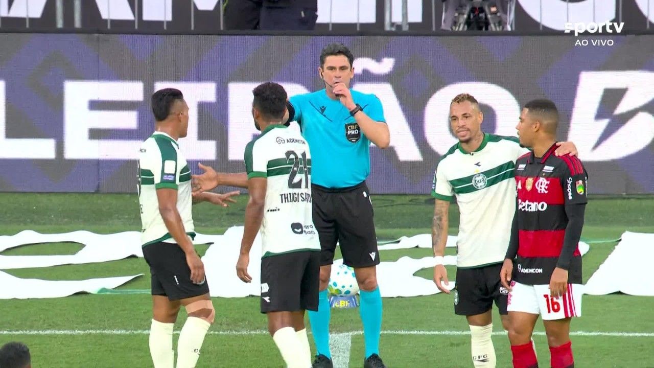Pedro Rocha expulso após revisão do VAR