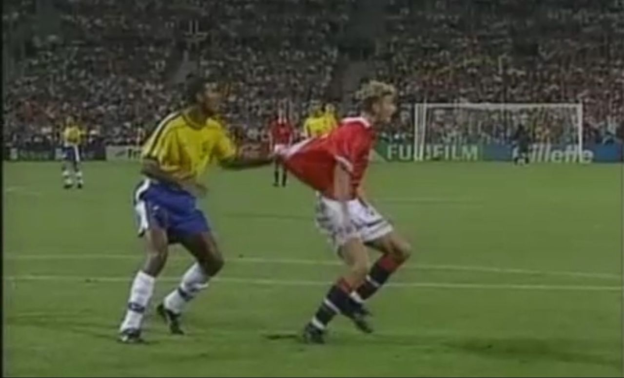 Júnior Baiano puxa camisa de Tore André Flo em 1998