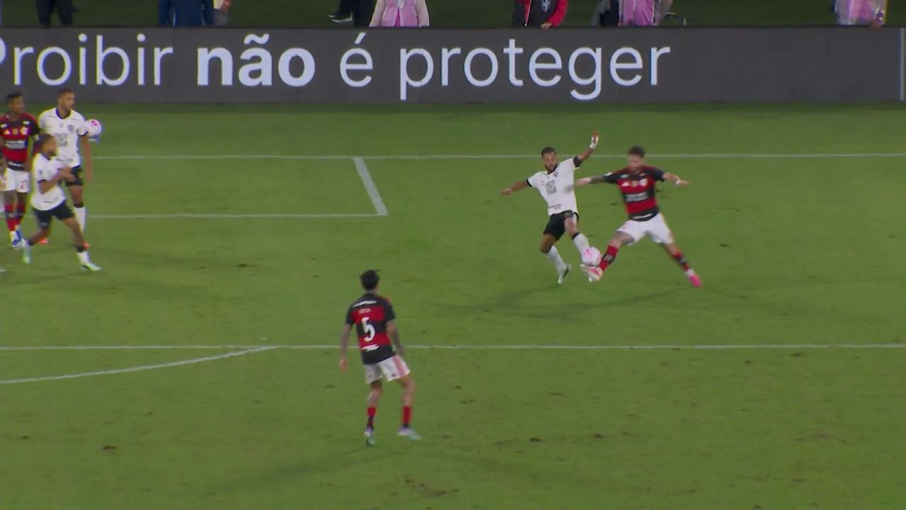 Renan Lodi disputa bola com Léo Pereira no Maracanã