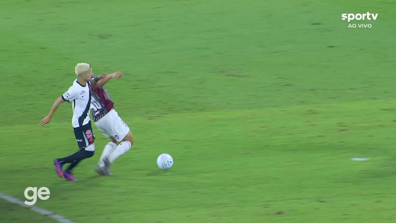 Adson em disputa com Serna no lance questionado