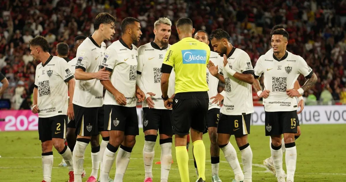 Lance do pênalti entre Renan Lodi e Léo Pereira