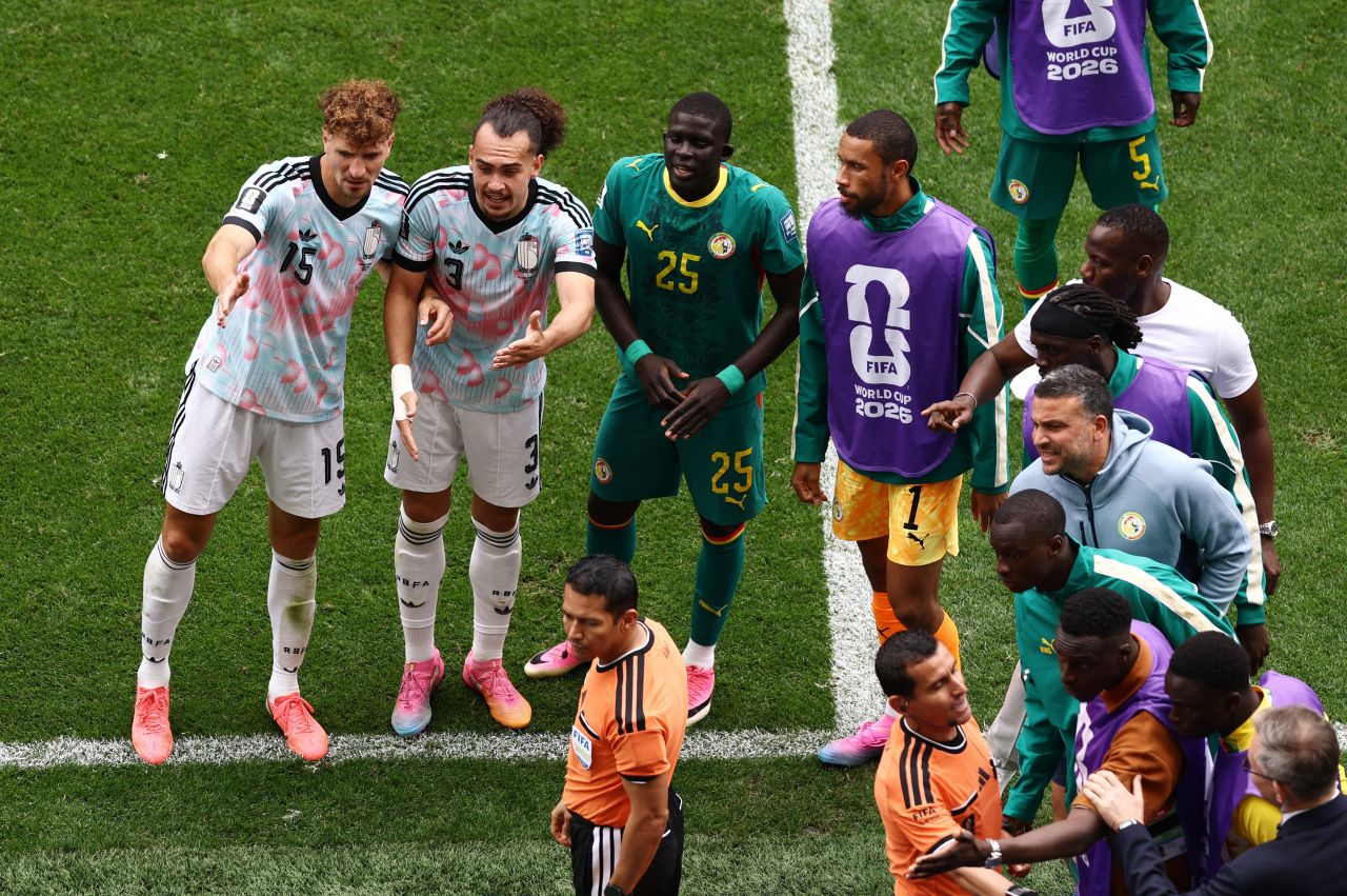 Jogadores pressionam árbitro durante revisão do VAR