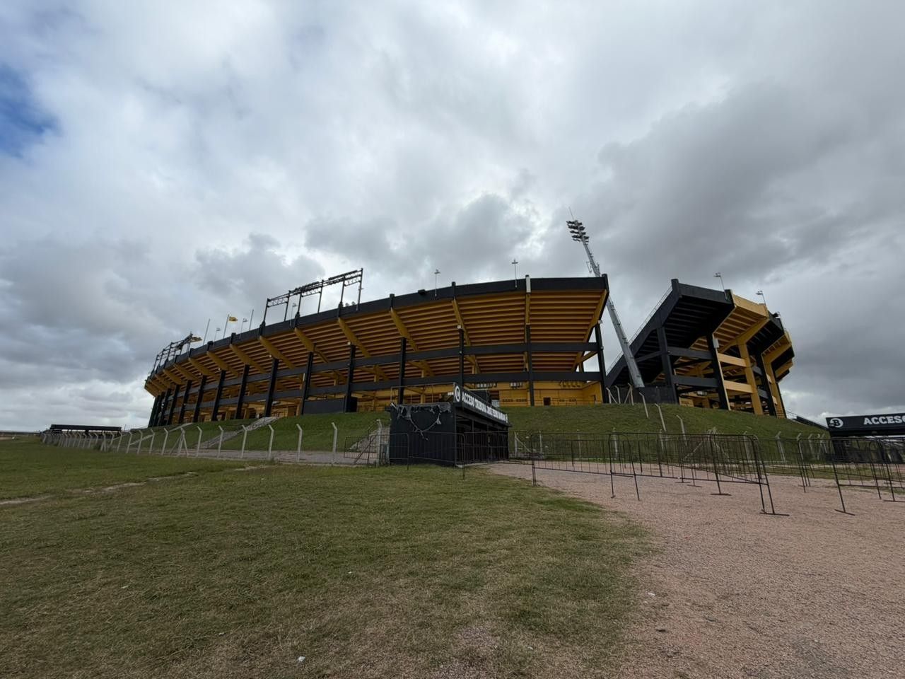 Fachada do estádio Campeón del Siglo