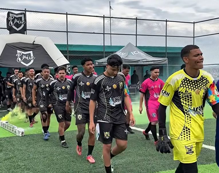 Jogadores do Penharol comemorando o título da 1ª Copa Ican no Vila Olímpica
