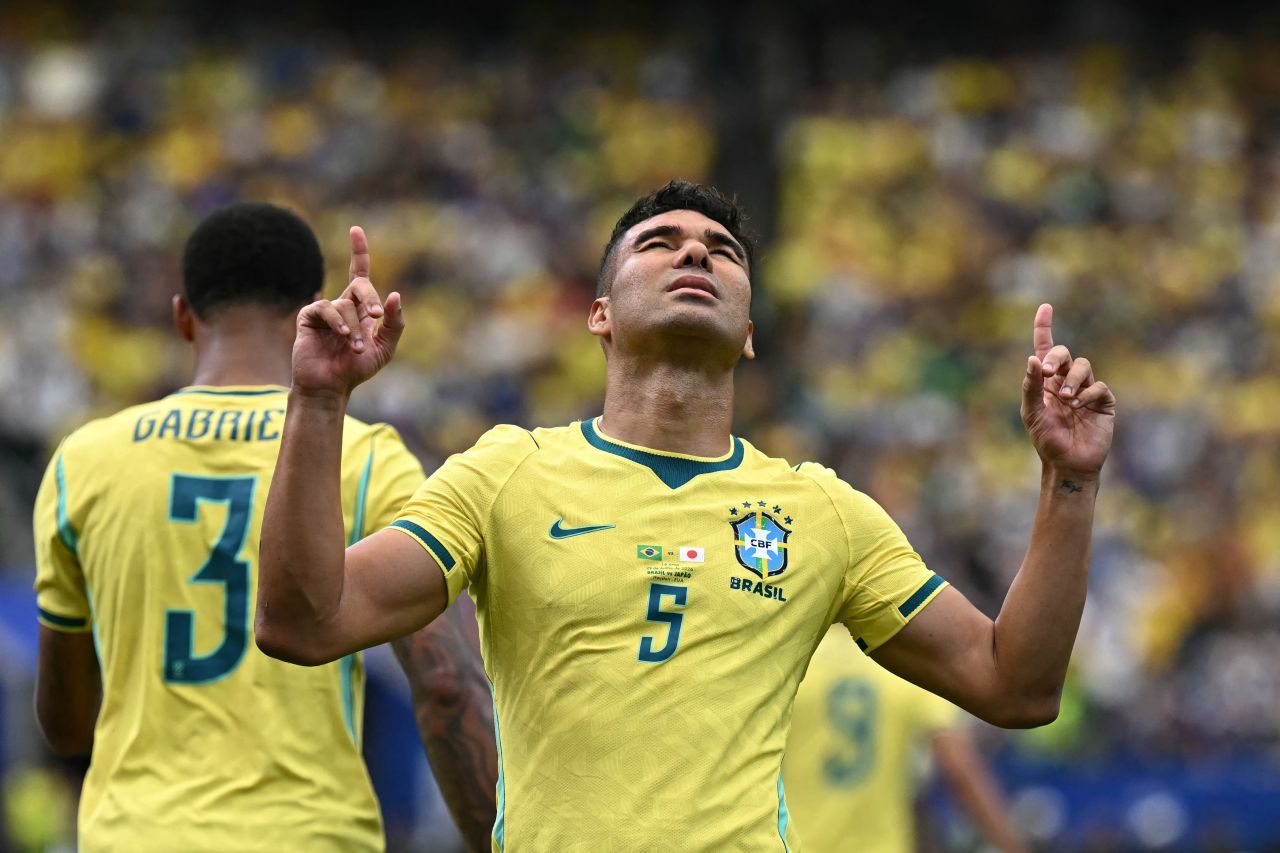 Casemiro comemora o gol de cabeça que empatou a partida contra o Japão