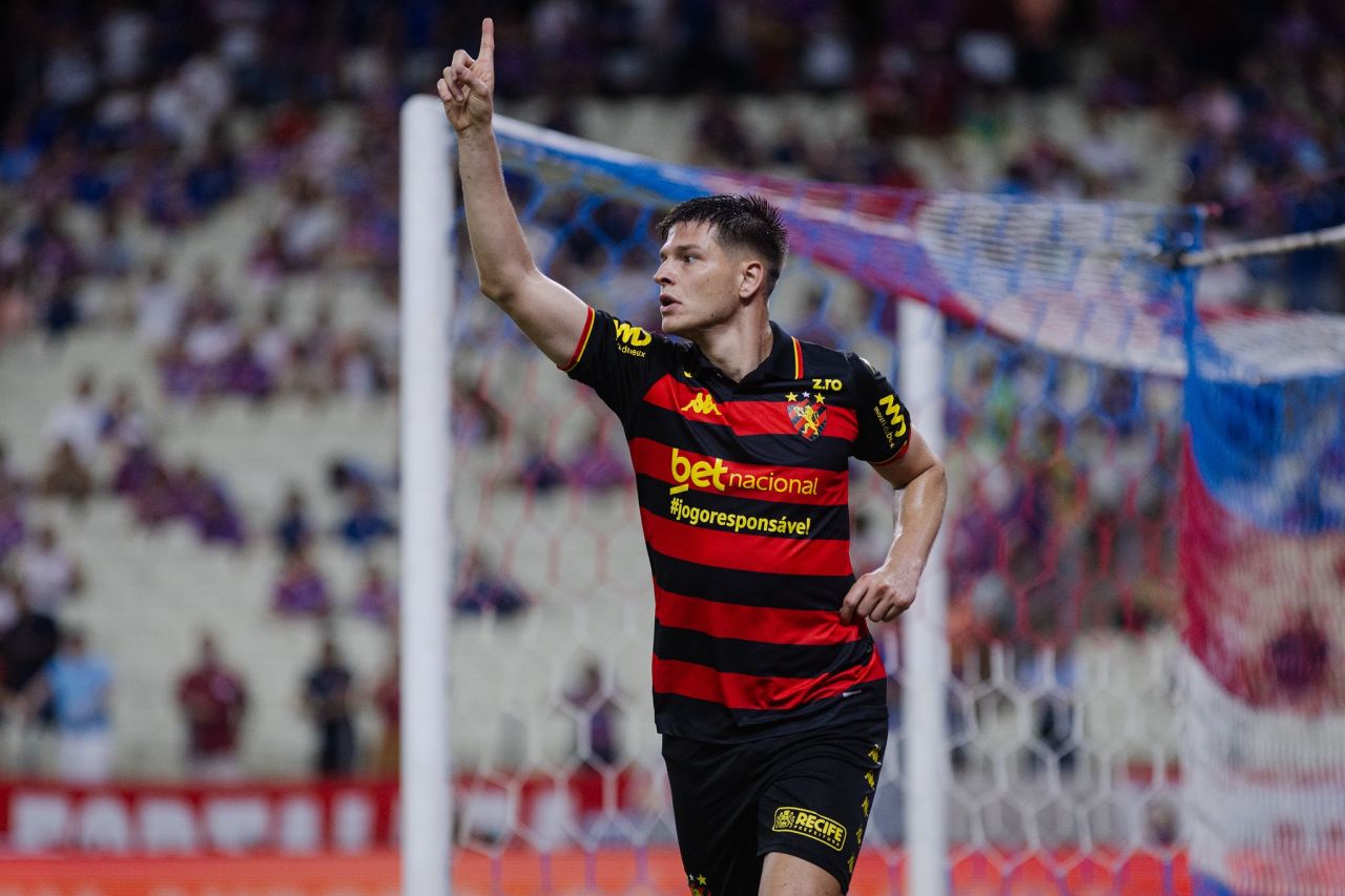 Perotti comemorando gol pelo Sport