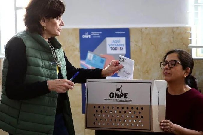 Eleitores peruanos em fila para votar no segundo turno