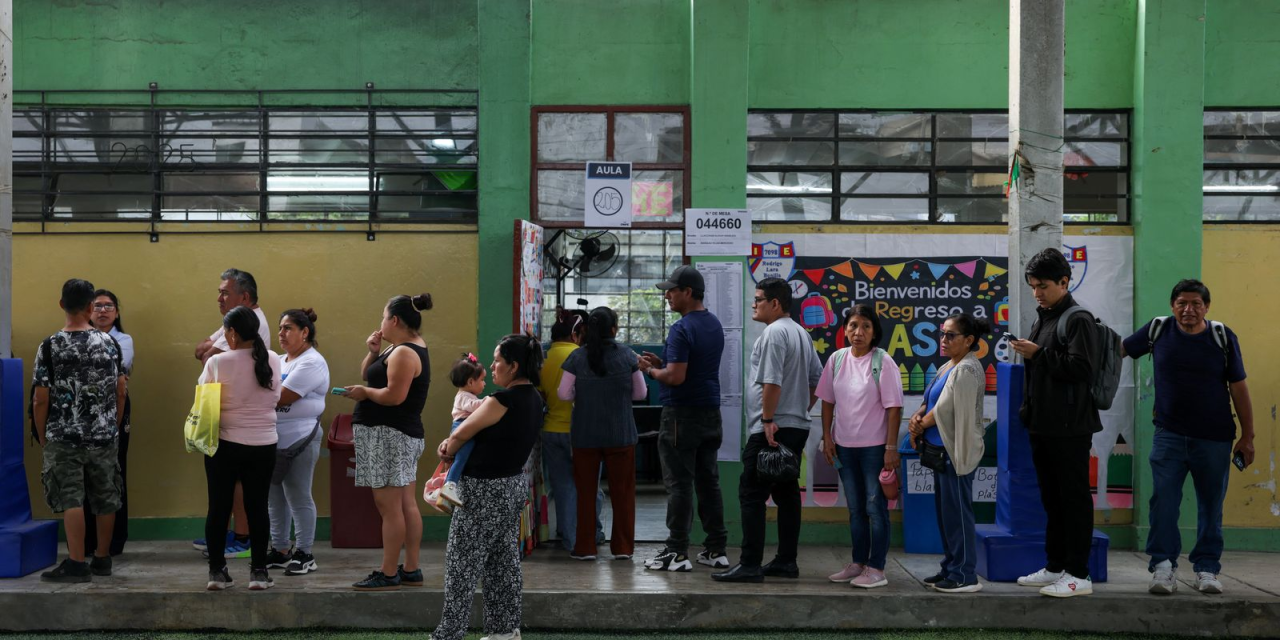 Keiko Fujimori durante ato de campanha no Peru
