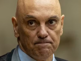 Alexandre de Moraes e Jair Bolsonaro em contexto de perseguição política, falta de compaixão e negação de prisão domiciliar apesar da saúde debilitada do ex-presidente.