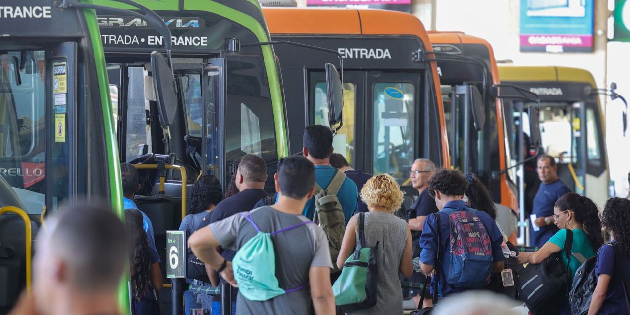 Trabalhador exausto apoiado em máquina no ambiente de trabalho