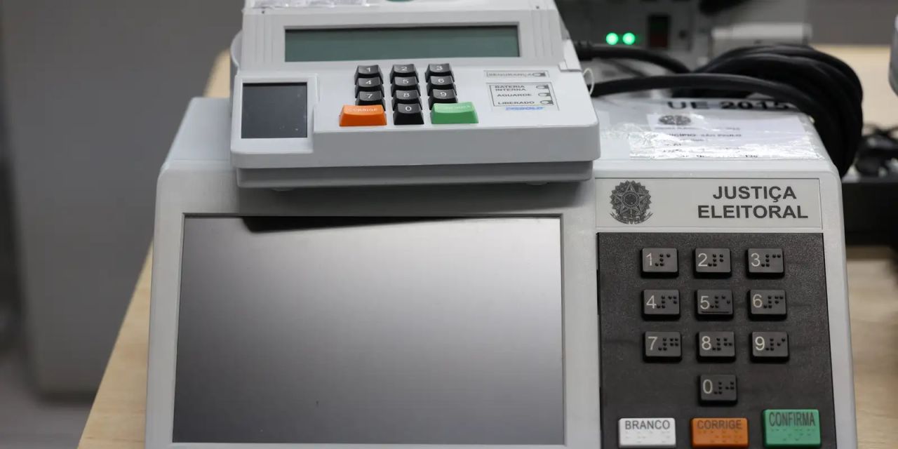 Urna eletrônica em seção de votação