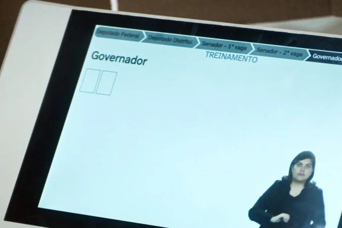 Urna eletrônica em seção de votação